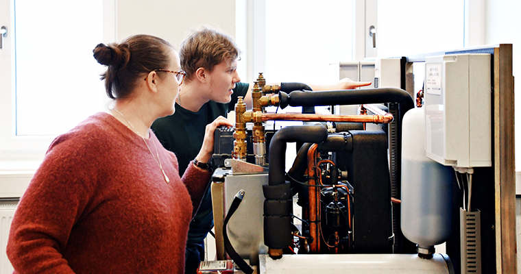 En lärare instruerar en elev